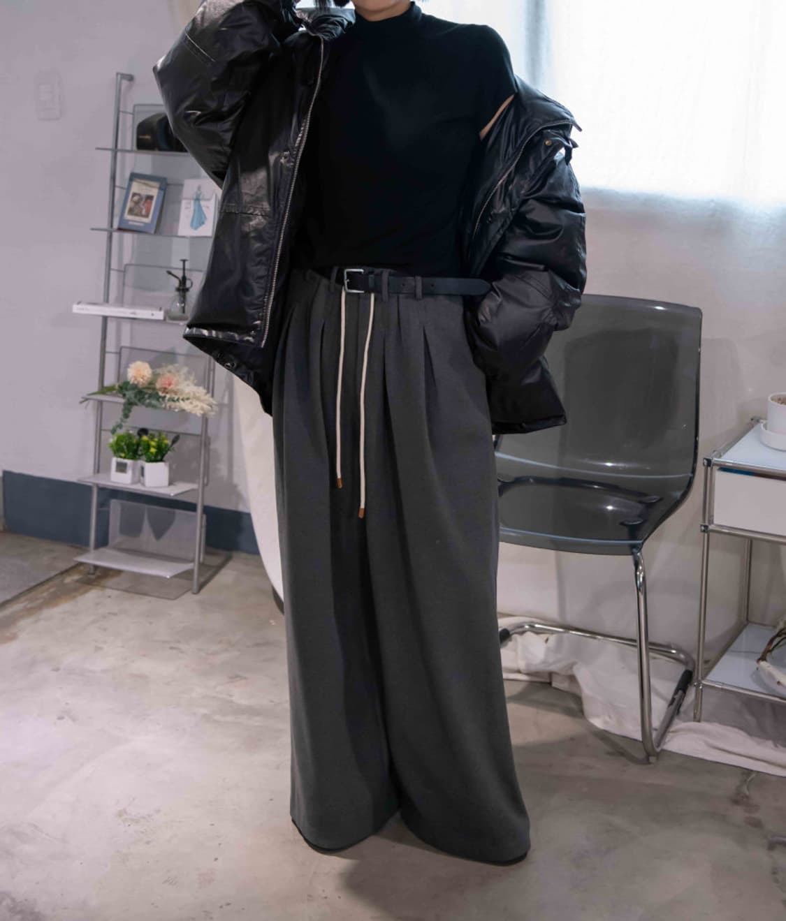 앳더앤드 콤마 와이드 슬랙스 차콜그레이 아웃핏 상품이미지3