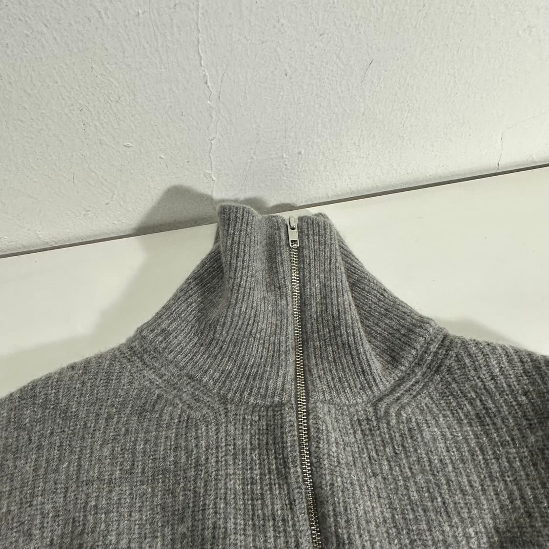 L 105 벨리에 그레이 폴라넥 캐시미어혼방 반집업니트 상품이미지6