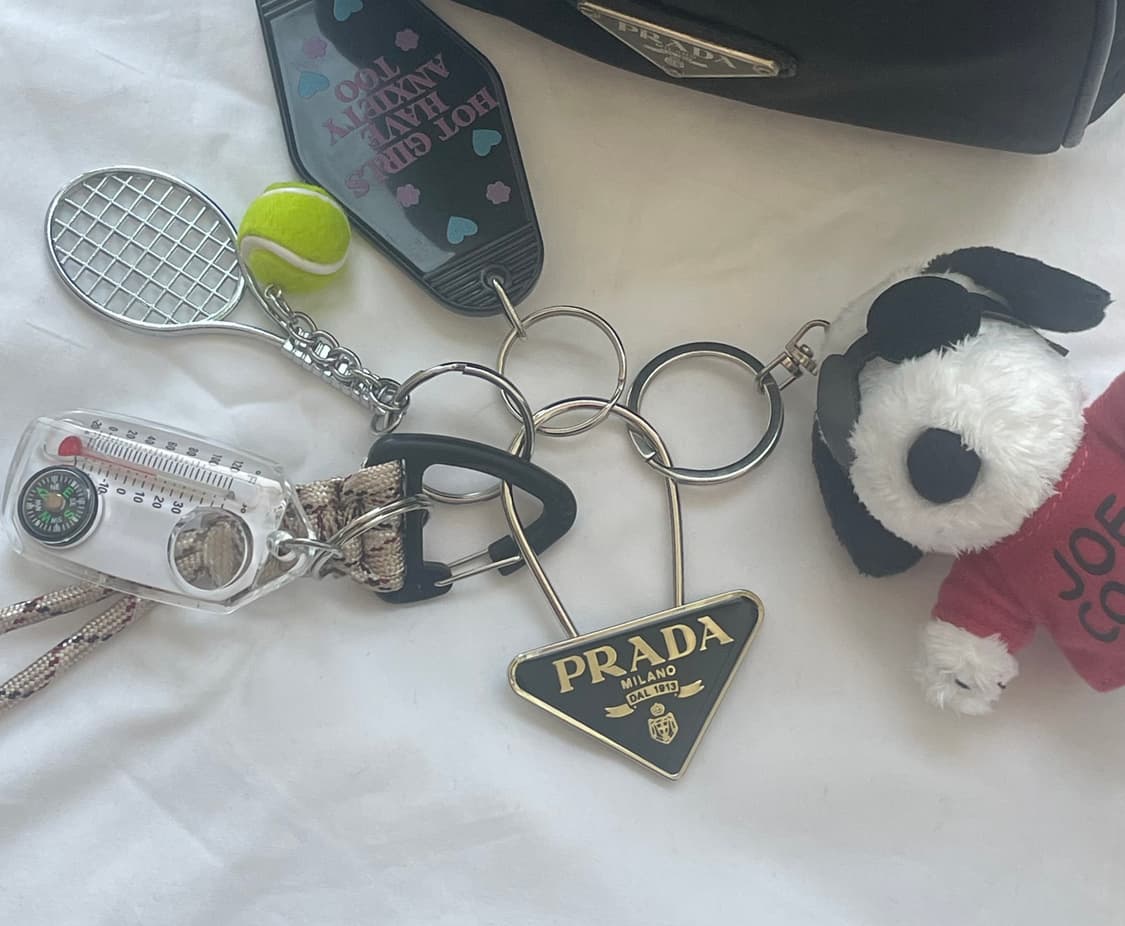 [할인] 프라다 삼각플레이트 키링 판매합니다. 상품이미지9