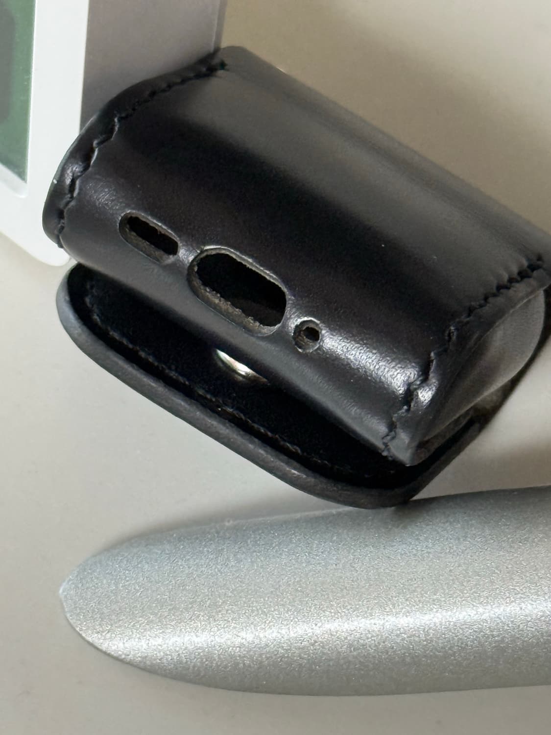 에어팟 4 천연소가죽 케이스 올블랙 (딤플 커스텀오더) 상품이미지3