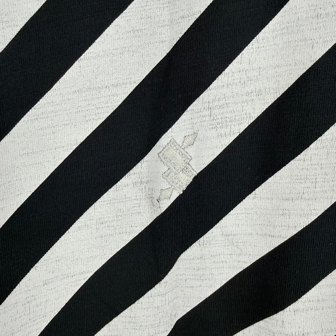 (S) 오프화이트 카라바지오 반팔 티 블랙 상품이미지6