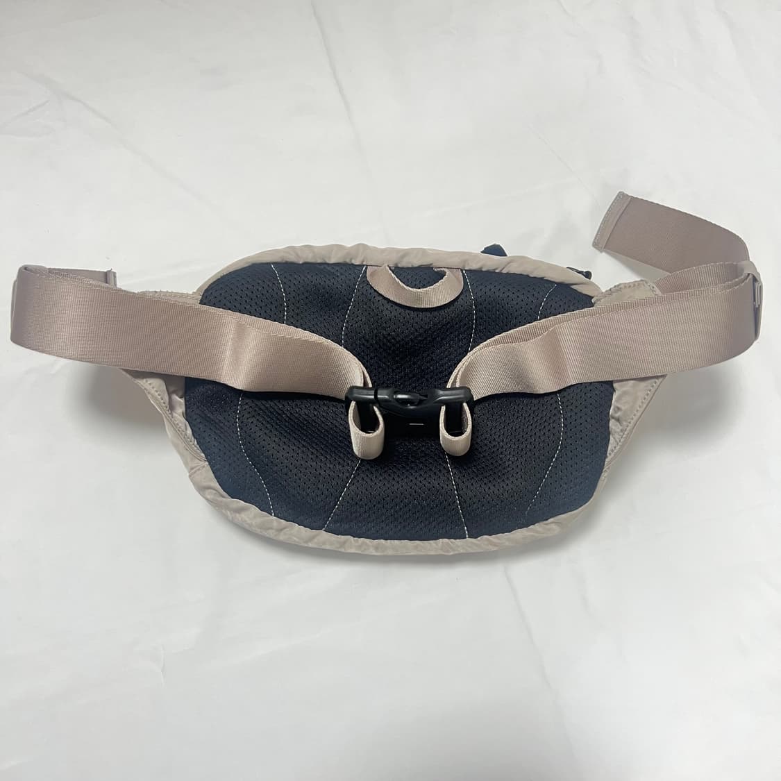 CP컴퍼니 그레이 나일론 크로스백 상품이미지2