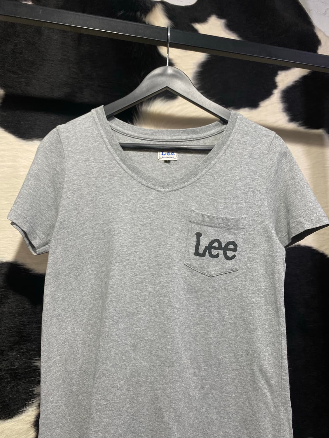 Lee 레터링 포켓 디테일 브이넥 반팔티셔츠 상품이미지2