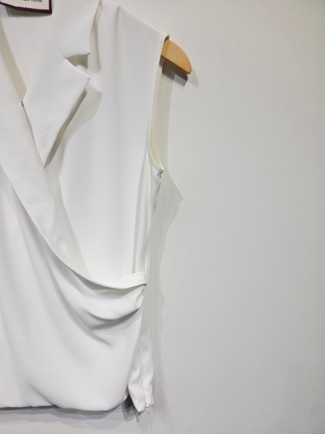 모조에스핀(MOJO.S.PHINE) 화이트 랩스타일 카라 민소매 블라우스 상품이미지4