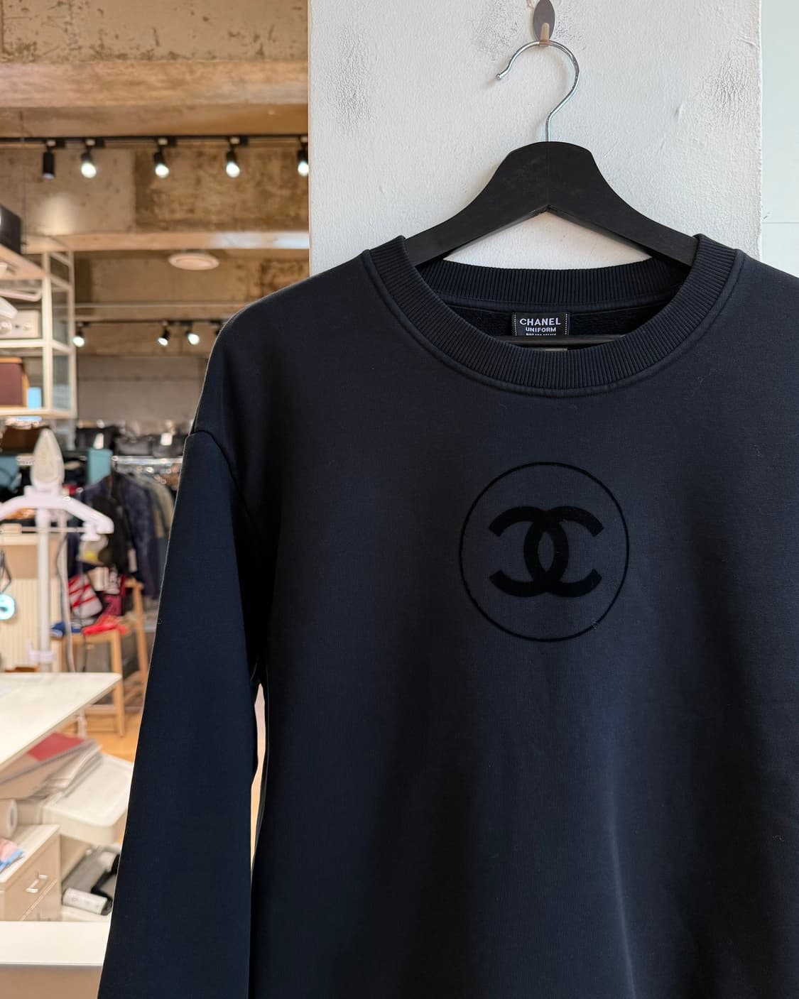 샤넬 유니폼 블랙 로고 자수 스웻 셔츠  상품이미지4