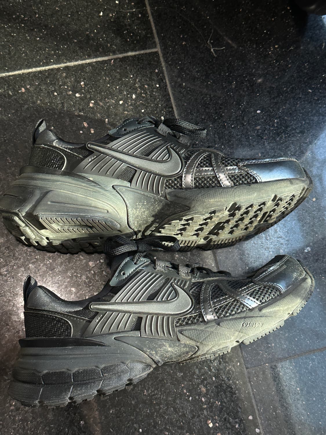 나이키 V2K 런 블랙 앤트러사이트 250 상품이미지4