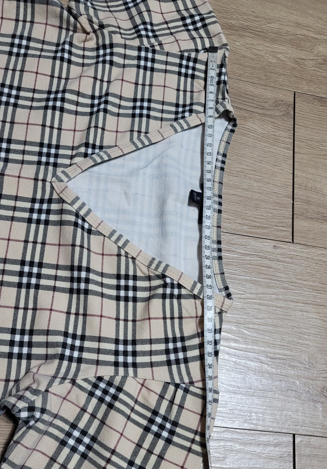 버버리 체크 V넥 7부 크롭 배꼽 티셔츠. 상품이미지4