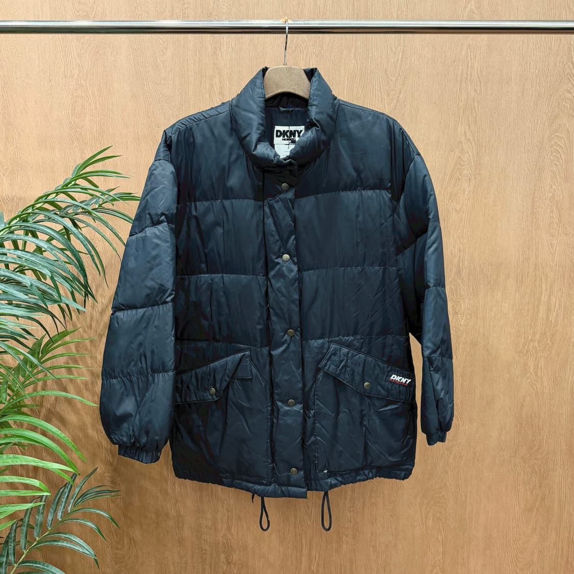 도나카란 뉴욕 진스 하이넥 다운 패딩 자켓 로고 패치 스트링 디테일 블랙 상품이미지1