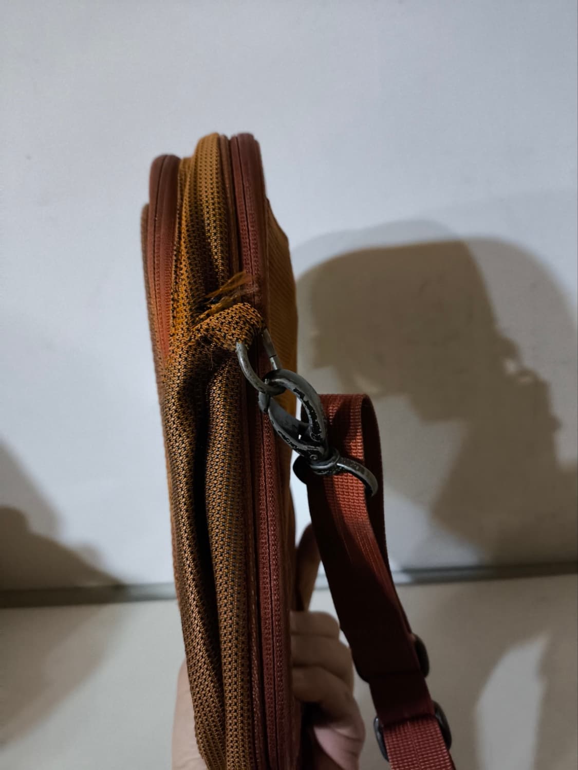 투미 티테크 미니크로스백 상품이미지3