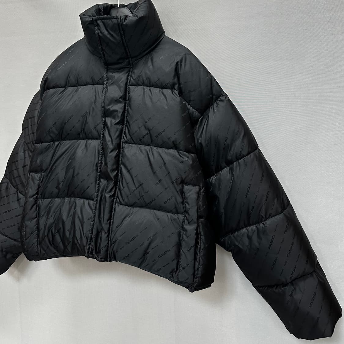 발렌시아가 올오버 BB 로고 패딩 재킷( 여성 크롭 오버핏 ) 상품이미지3