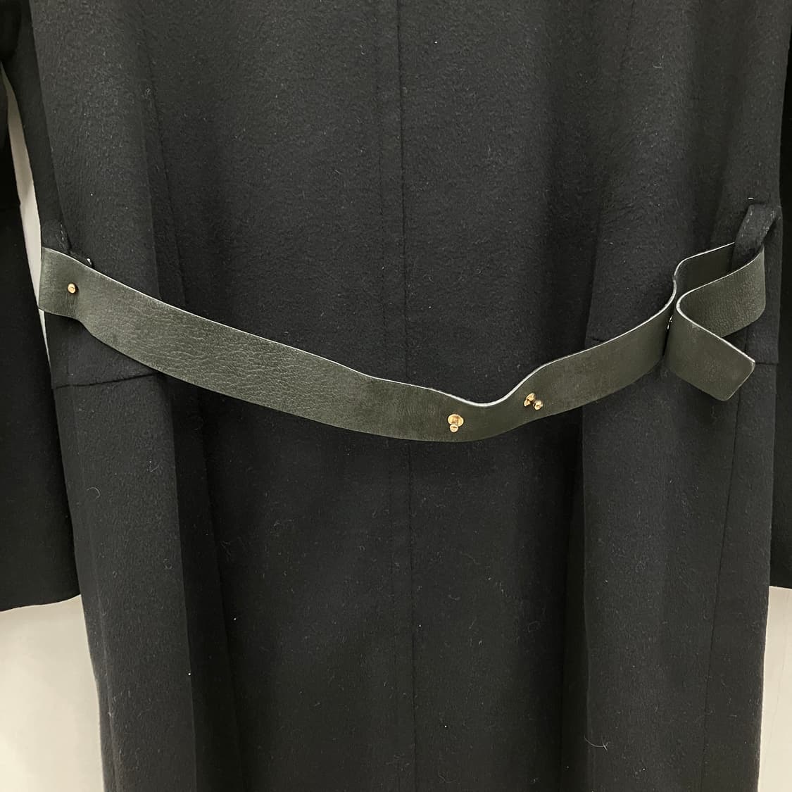 타임 블랙 캐시미어 혼방 가죽 하이넥 카라 싱글 롱 코트 상품이미지6