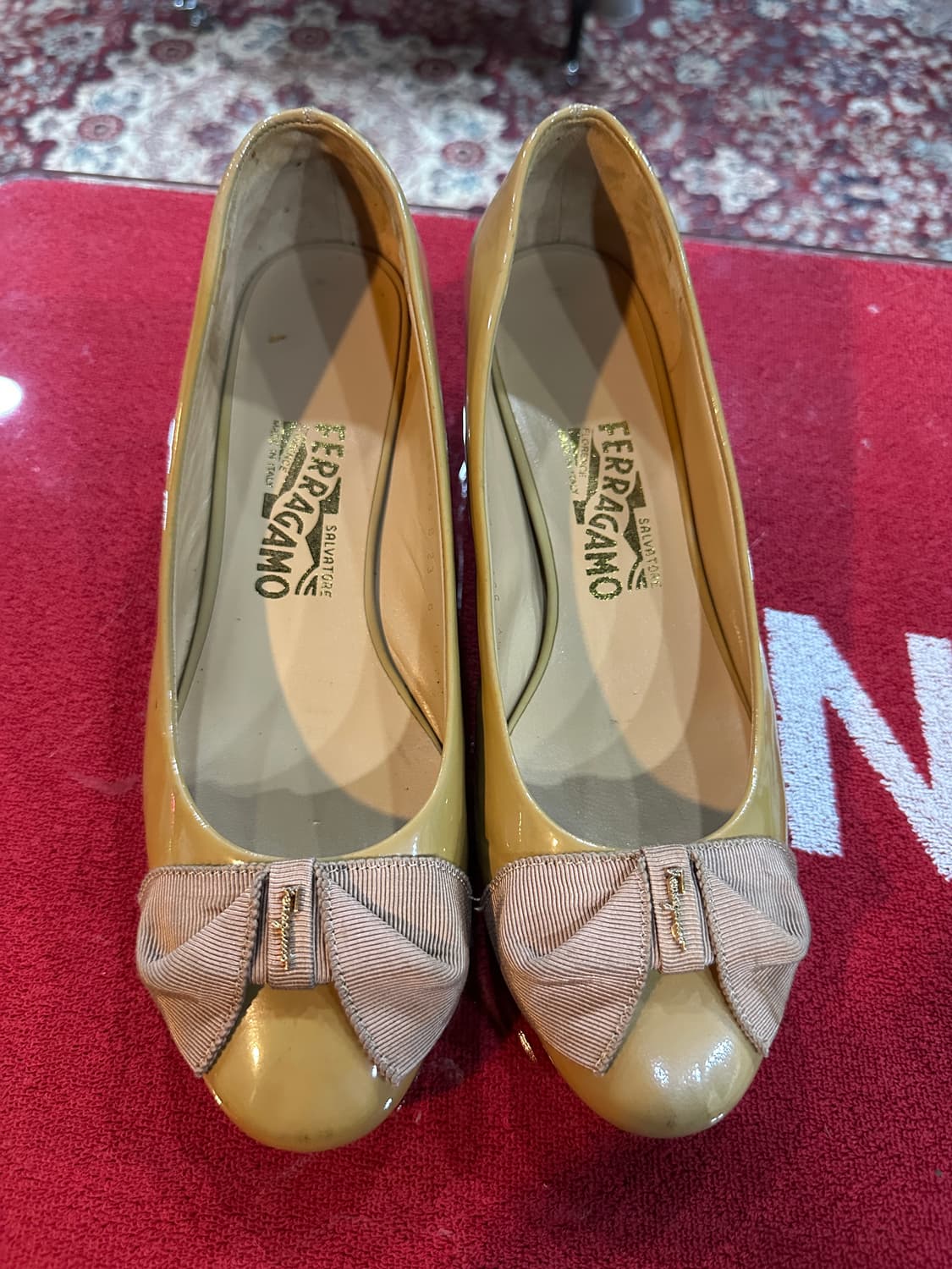 페레가모 리본 플랫슈즈 베이지250 상품이미지1