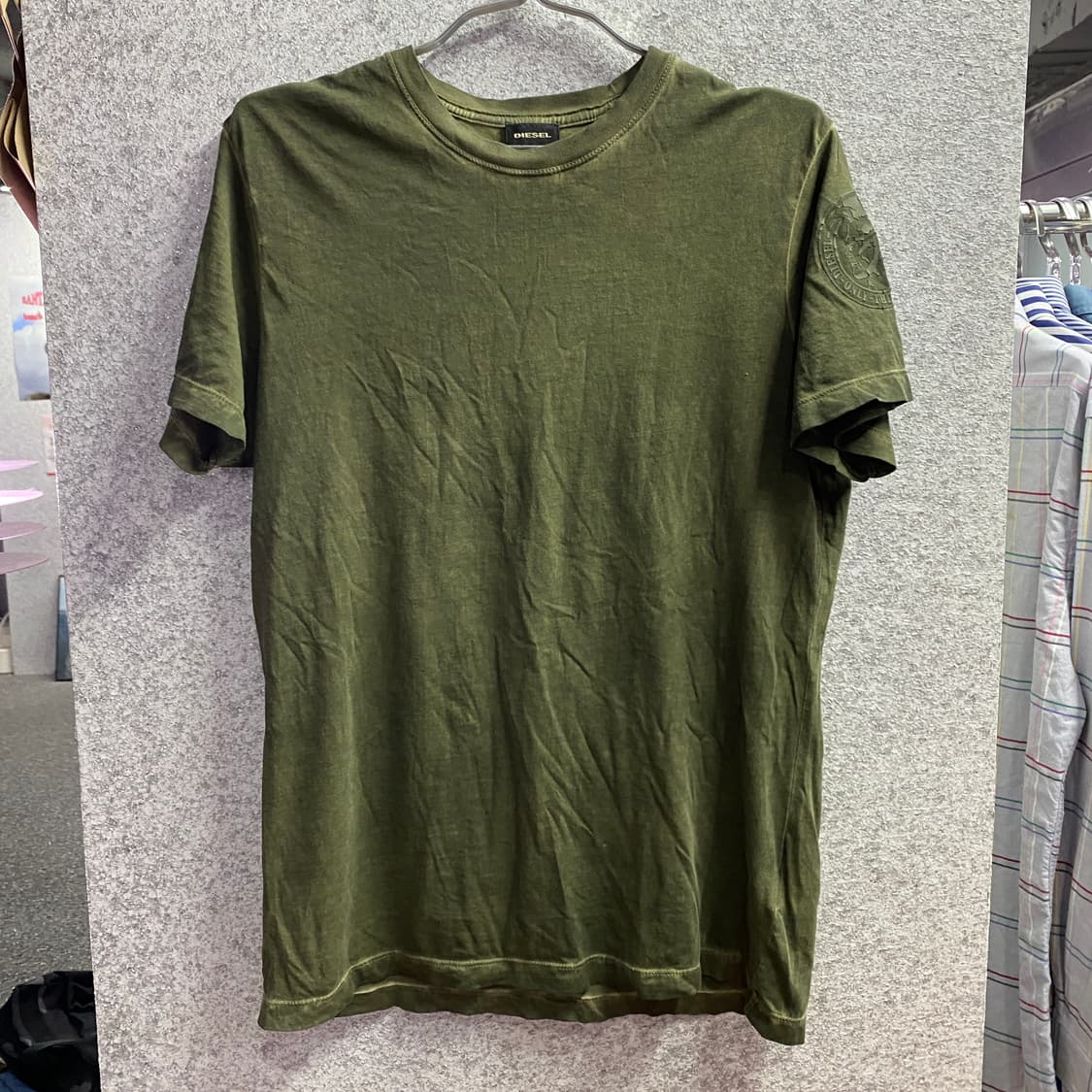 디젤 라운드로고 워시드 카키 반팔티 B4695 상품이미지2