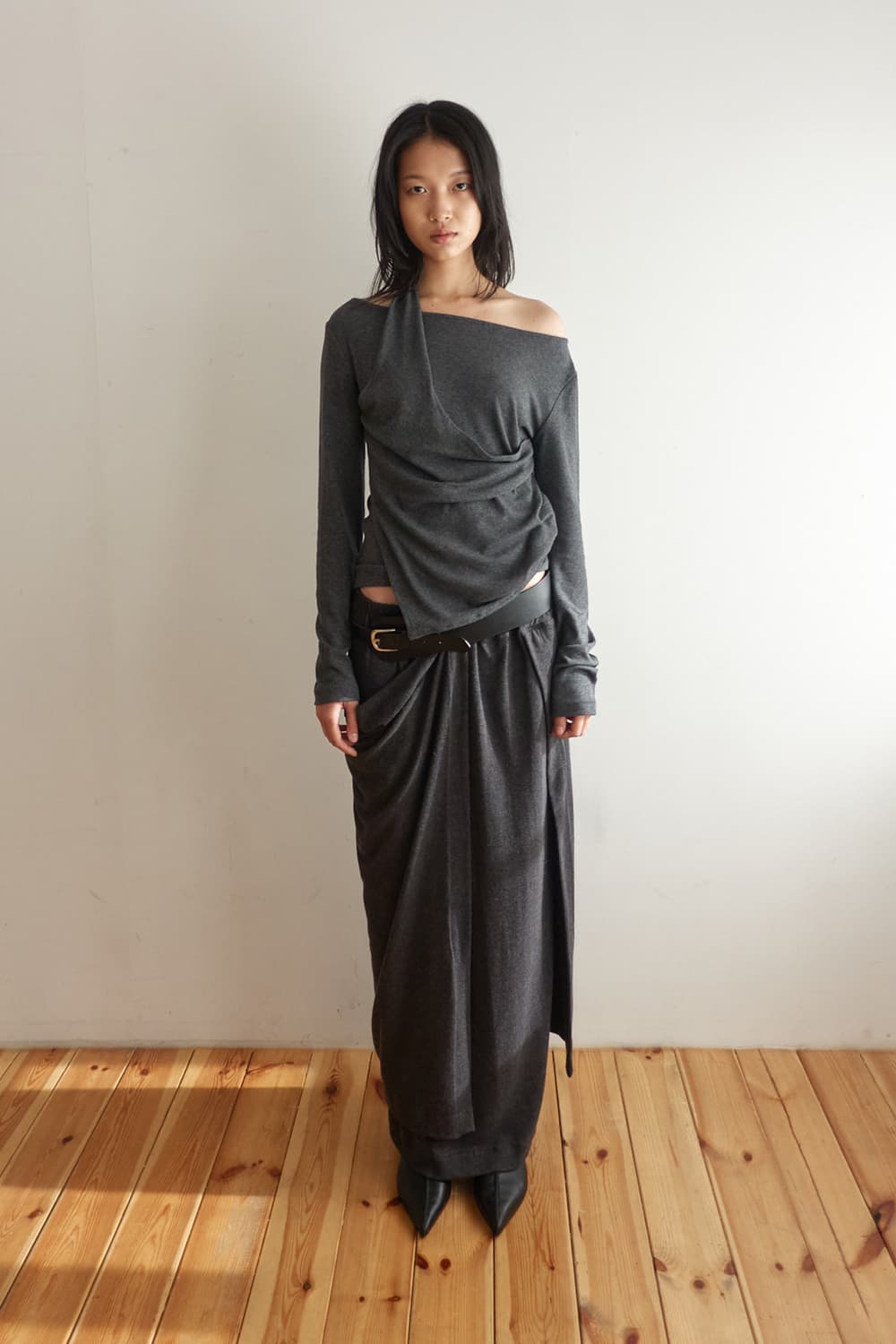 새상품) 세릭 드레이프 롱 스커트 차콜 상품이미지1