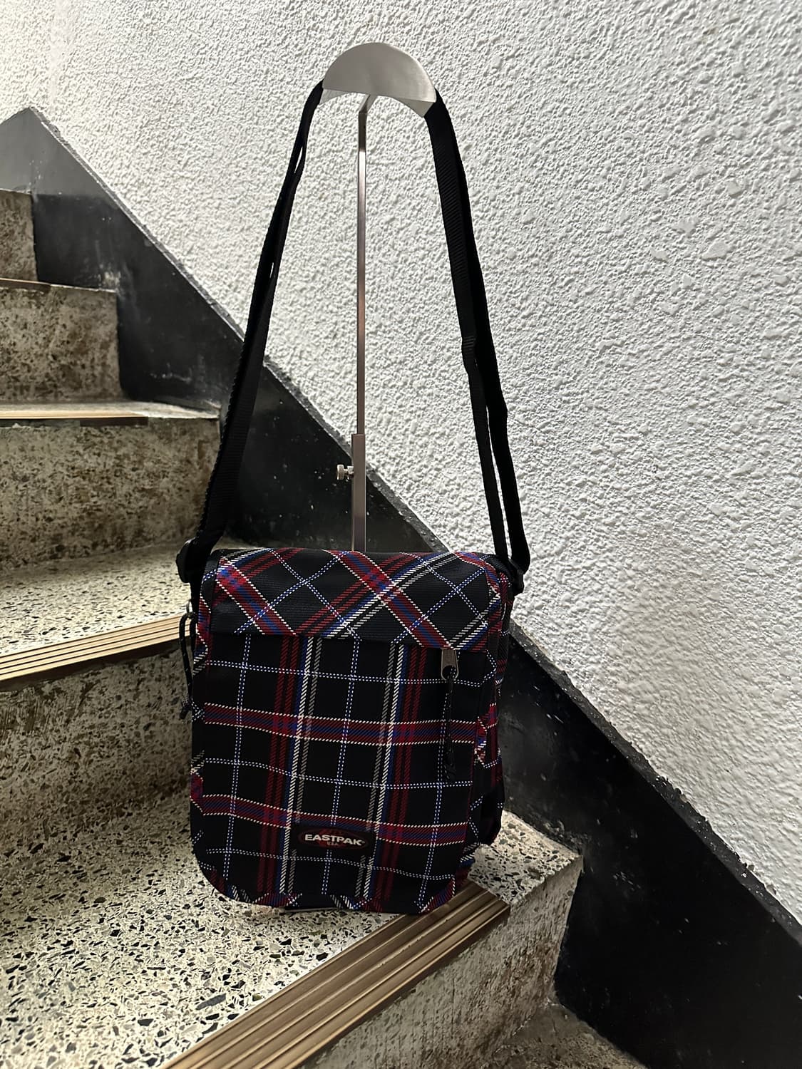 [Eastpak] 유니크한 타탄 체크 메신저 백 상품이미지1
