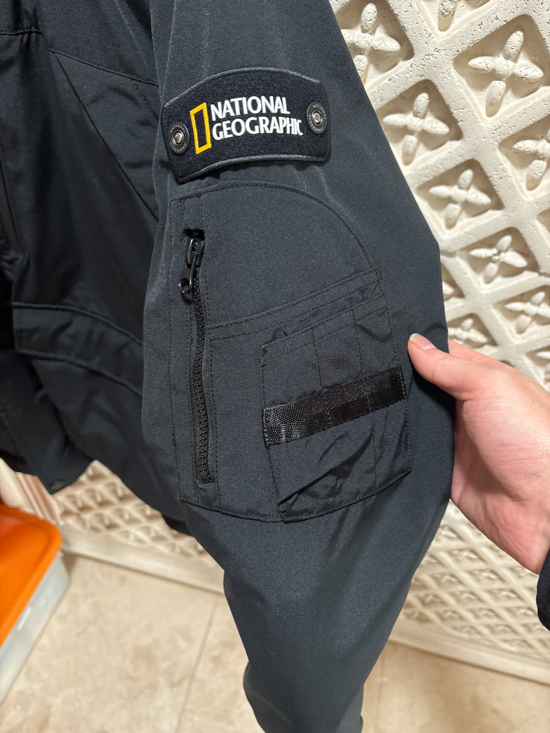 내셔널지오그래픽 타루가 퍼 트리밍 후디 다운점퍼 (카본 블랙) 상품이미지4