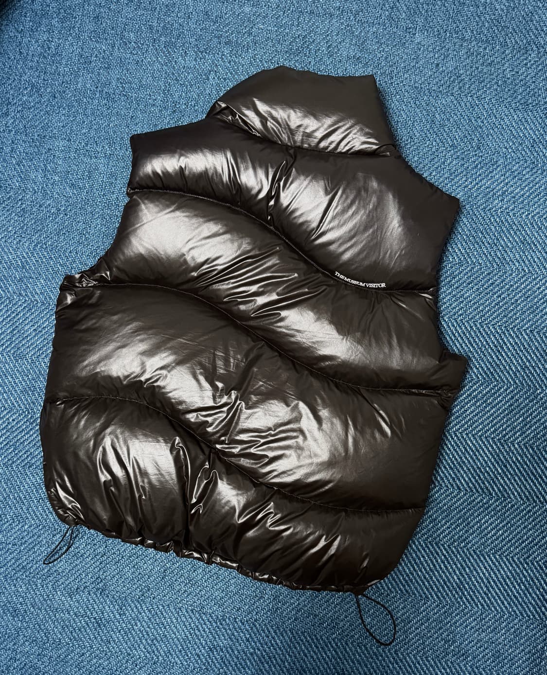 더뮤지엄비지터 크림 커브드 지퍼 푸퍼 다운 베스트 글로시 블랙 상품이미지3