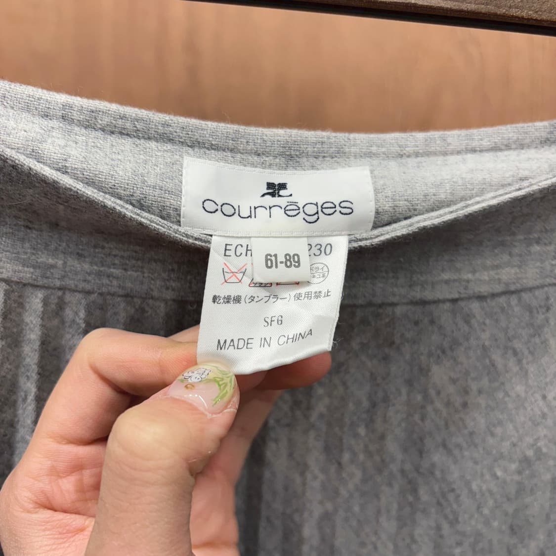 꾸레쥬 울 미디 스커트 플리츠 로고 자수 디테일 그레이 상품이미지7