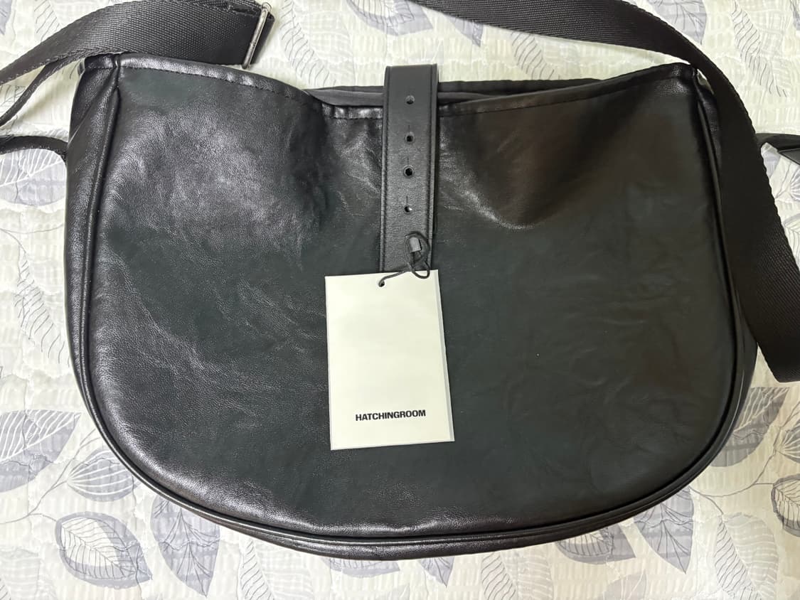 해칭룸 Wavy Bag Middle Vegan Leather Black 상품이미지1