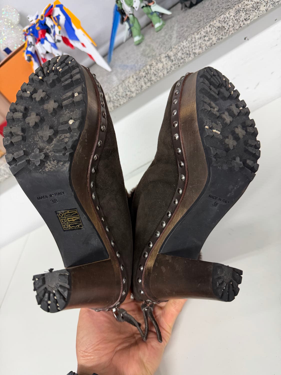 정품) 미우미우 스웨이드 스터드 장식 털부츠 38 상품이미지9