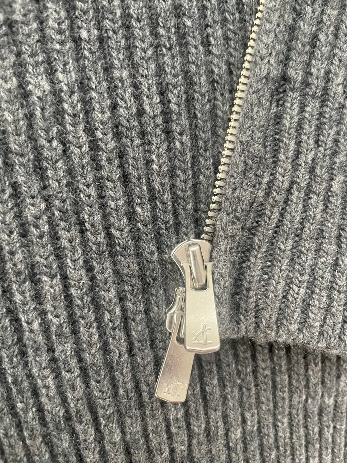 인더로우 풀집업 니트 판매합니다 상품이미지3