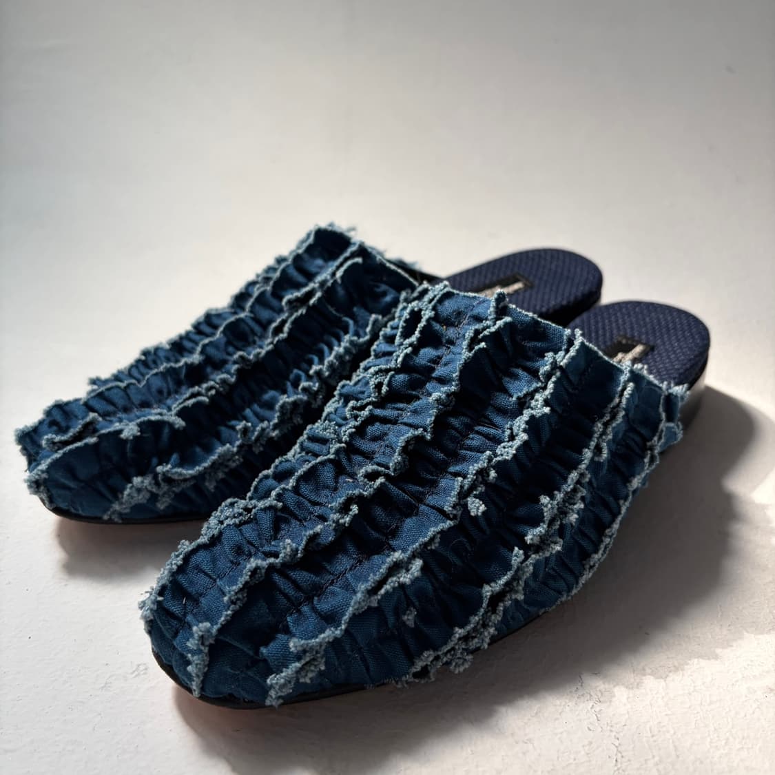 Frayed Denim Ruffle Mules 상품이미지2