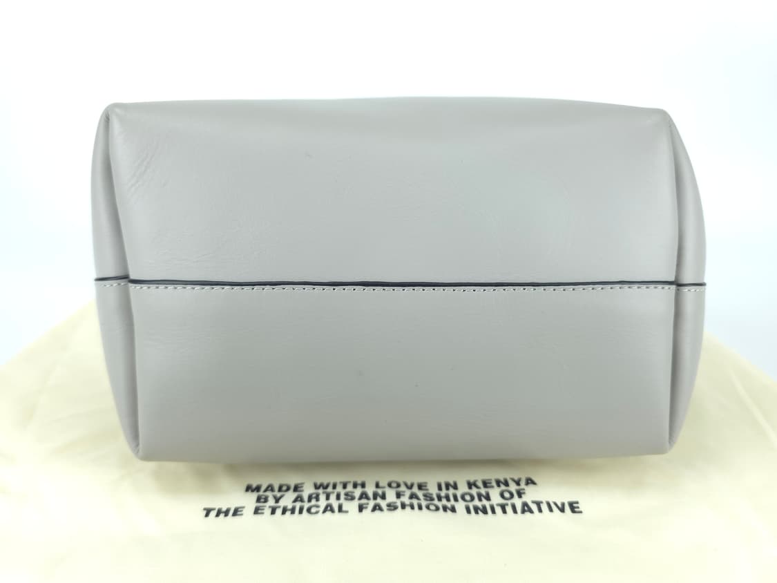 비비안웨스트우드 스튜디오 소가죽 쇼퍼 토트백 크로스백 그레이
 상품이미지6