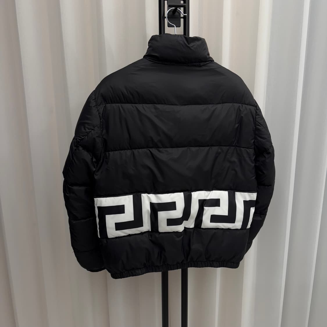 [48/백화점판] 베르사체 메두사 와펜 패딩 블랙 상품이미지2