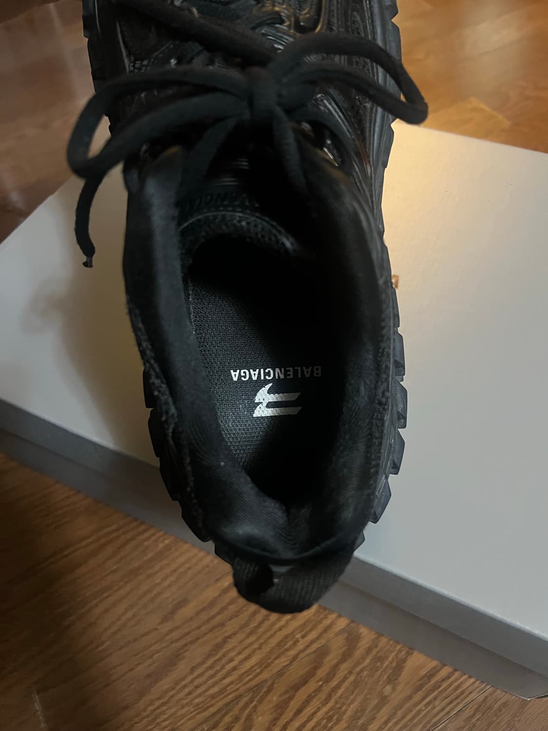 발렌시아가 디펜더 42 상품이미지3