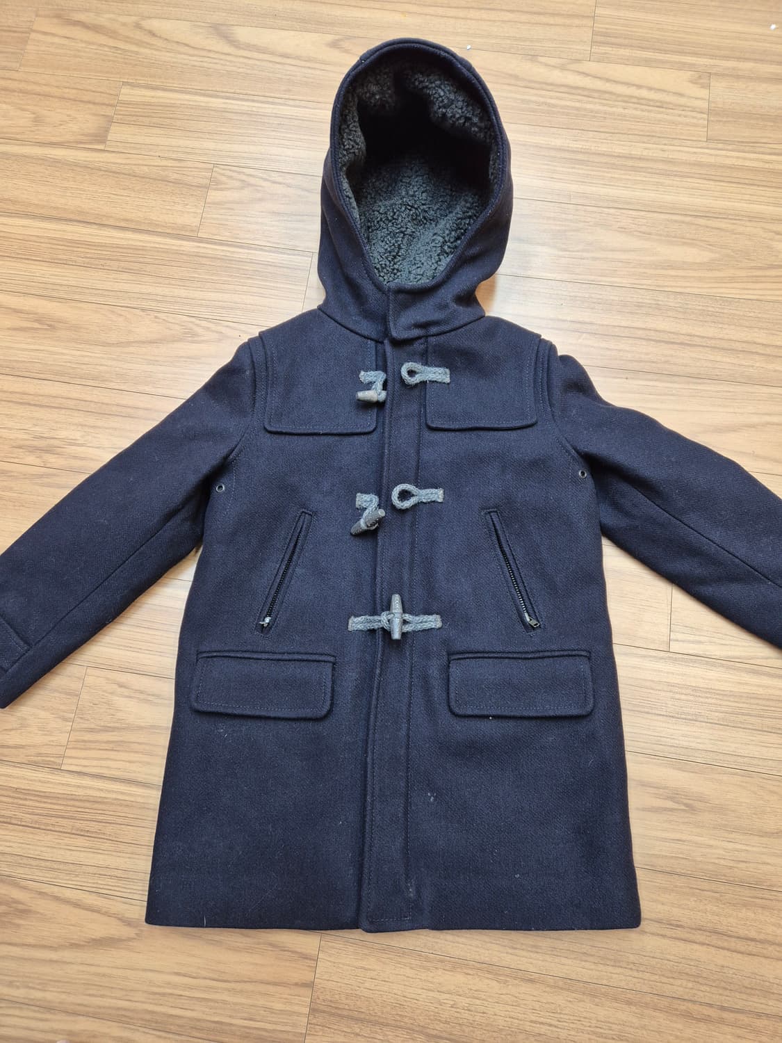 봉쁘앙 네이비색 더플 코트 6사이즈입니다. 겉감은 모 80% 함유되어있어 상품이미지1