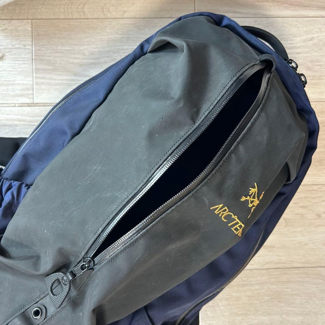 아크테릭스 x 빔즈 아로 22L 네이비 블랙 상품이미지4