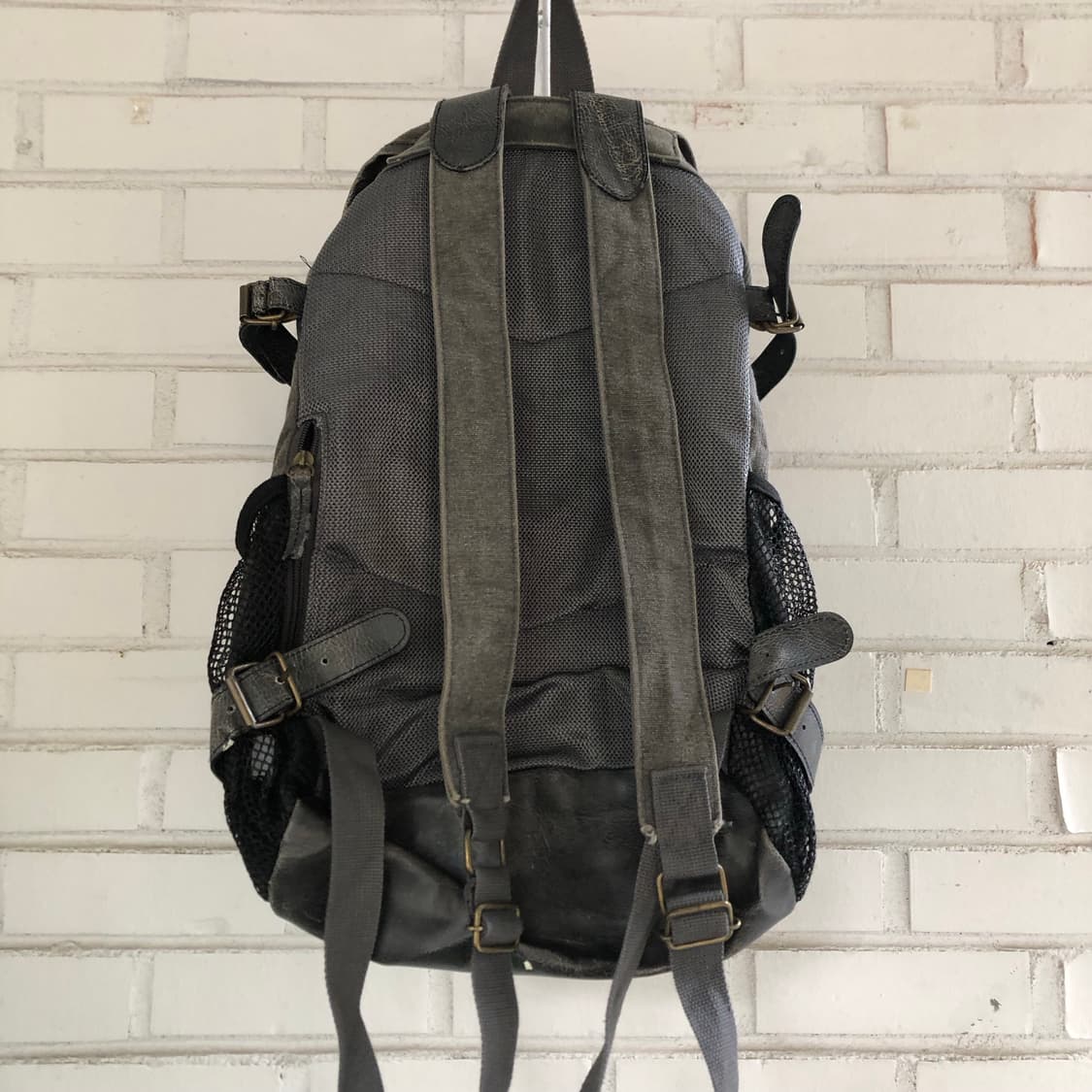 그레이 가죽 빈티지 백팩 상품이미지6