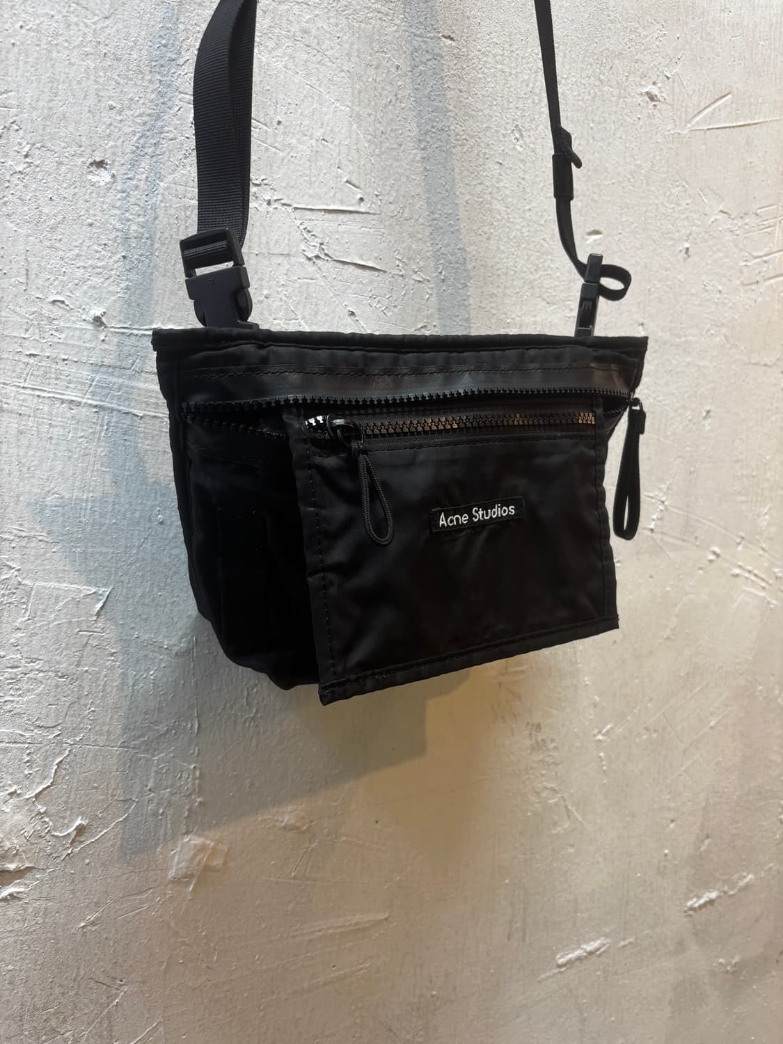 아크네 스튜디오 페이스 모티프 크로스백 상품이미지7