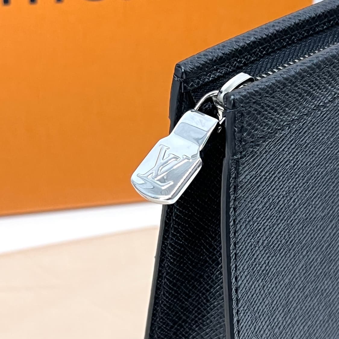 루이비통 LV 타이가 포쉐트 보야주 클러치백 블랙 (M30450) 상품이미지9