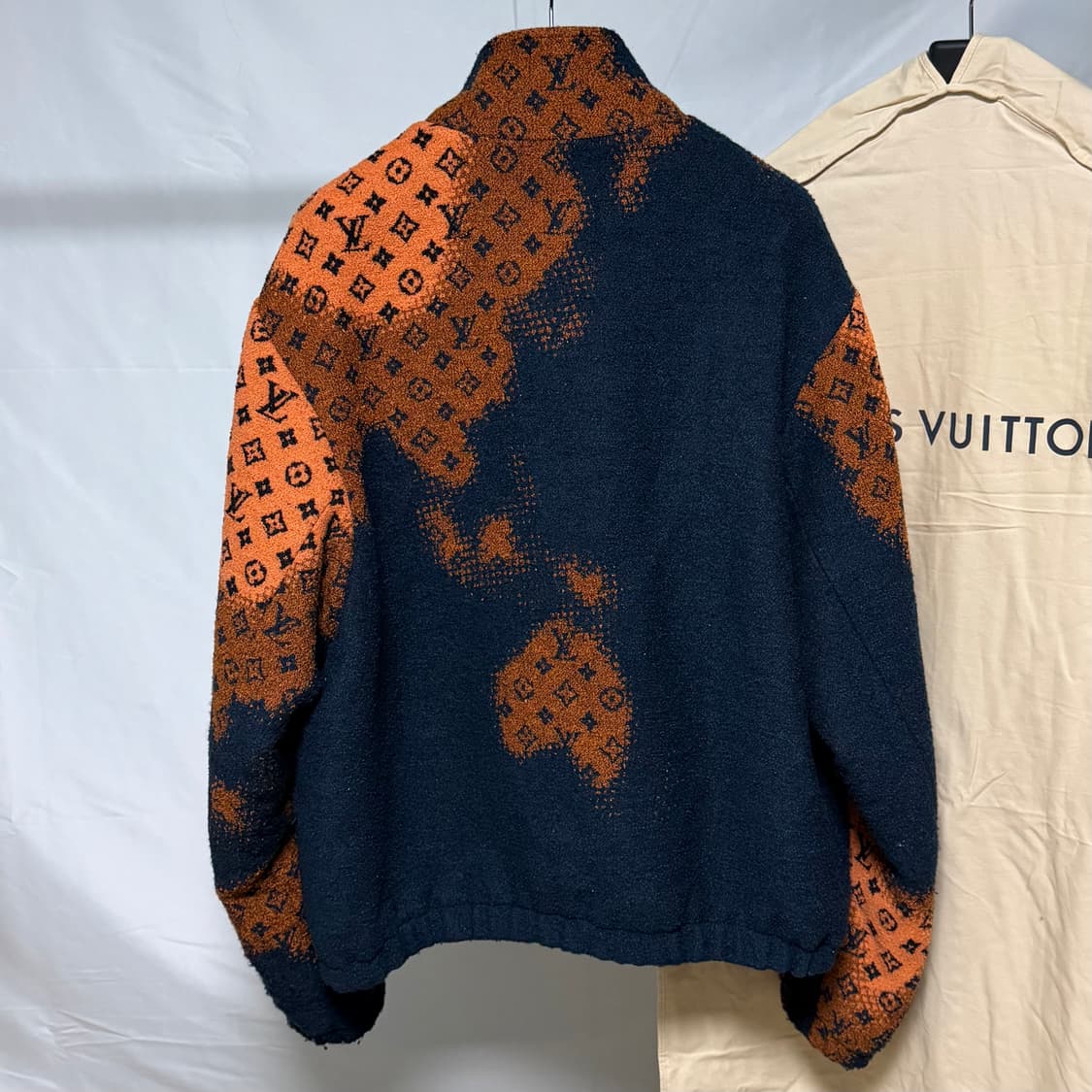 [S+급/50] 루이비통 모노그램 부클레 블루종 후리스 자켓 상품이미지4