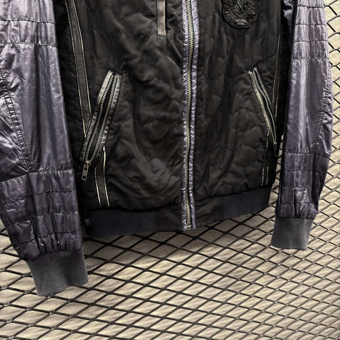 디젤 듀얼톤 블루종 자켓 퀼팅 샤이니 나일론 자수패치 디테일 블랙 상품이미지6