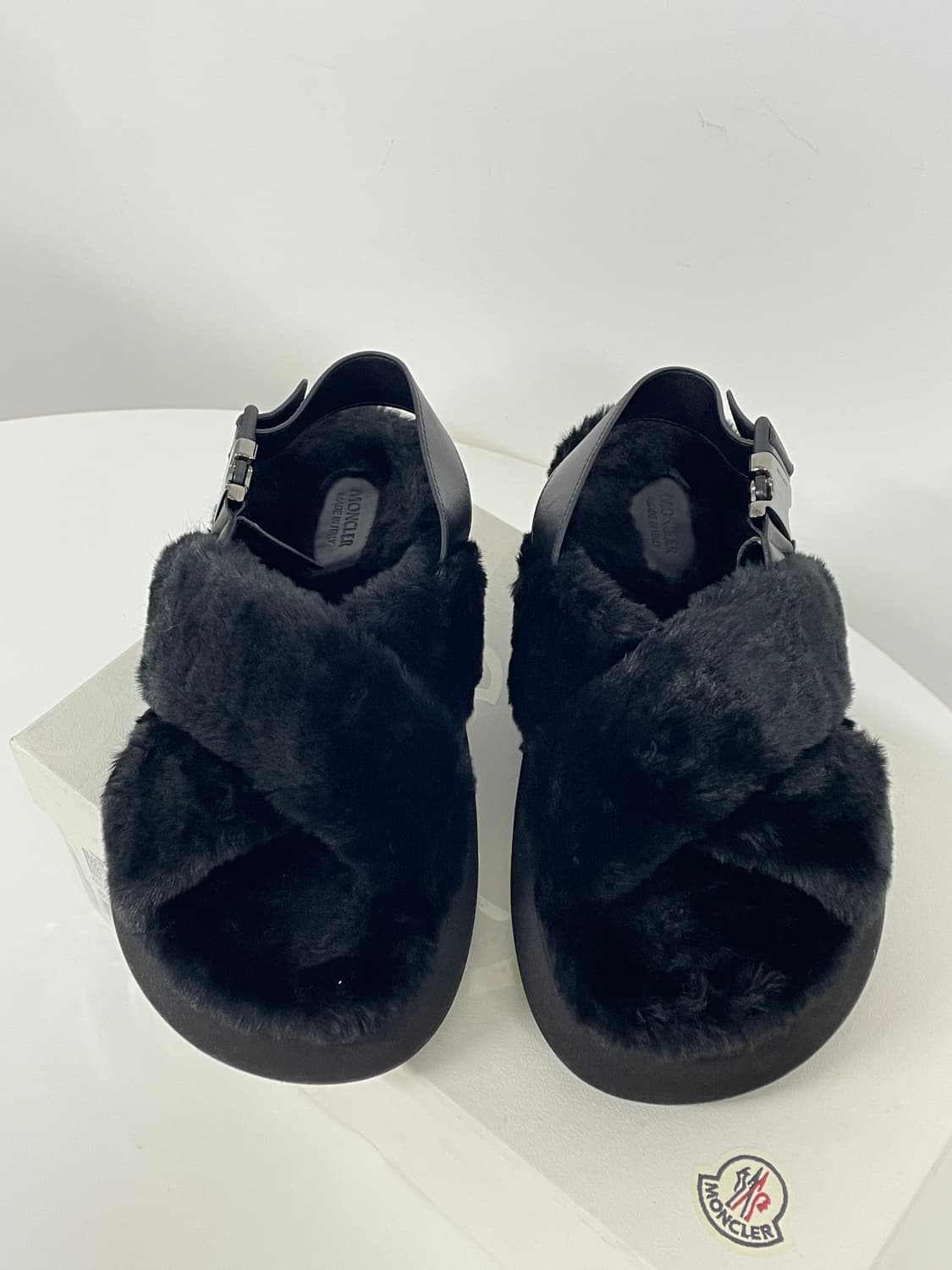 새상품 몽클레어 SOLARISSE 퍼 샌들 블랙 상품이미지4