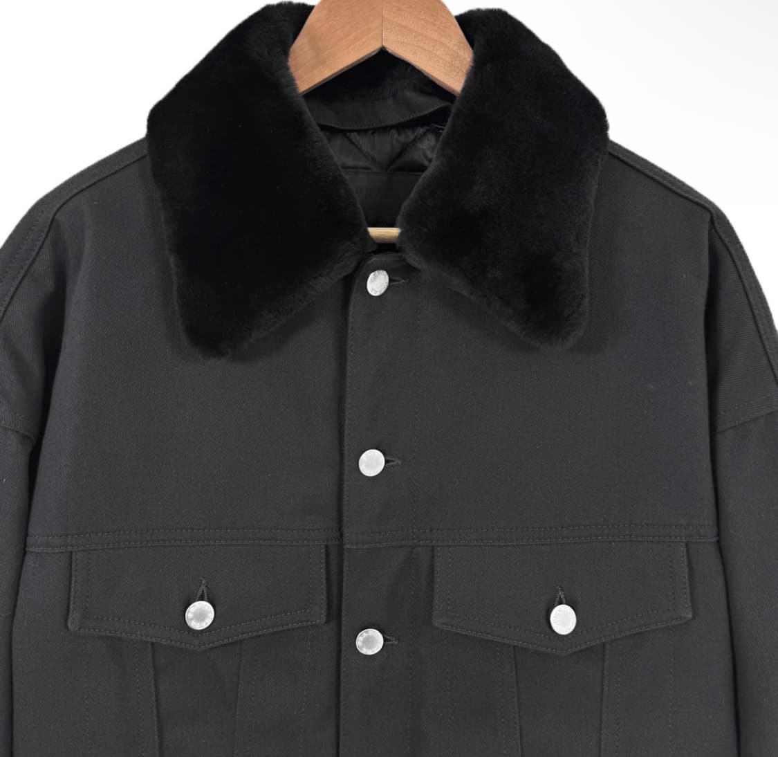 [L] 프라다 남성 삼각로고 불 데님 시어링 패디드 블루종 자켓 블랙 상품이미지3