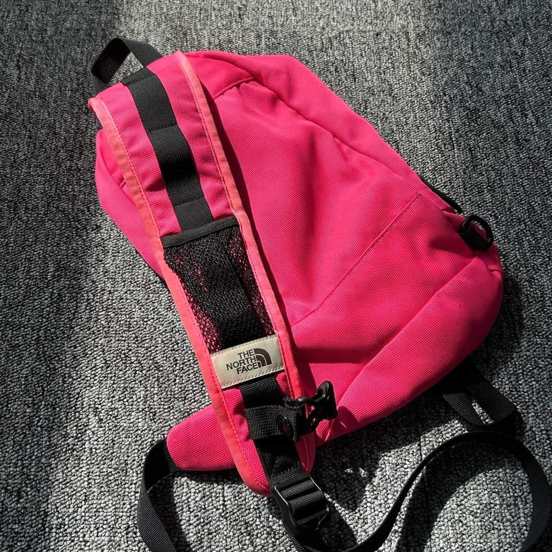 노스페이스 핑크 슬링백 상품이미지2