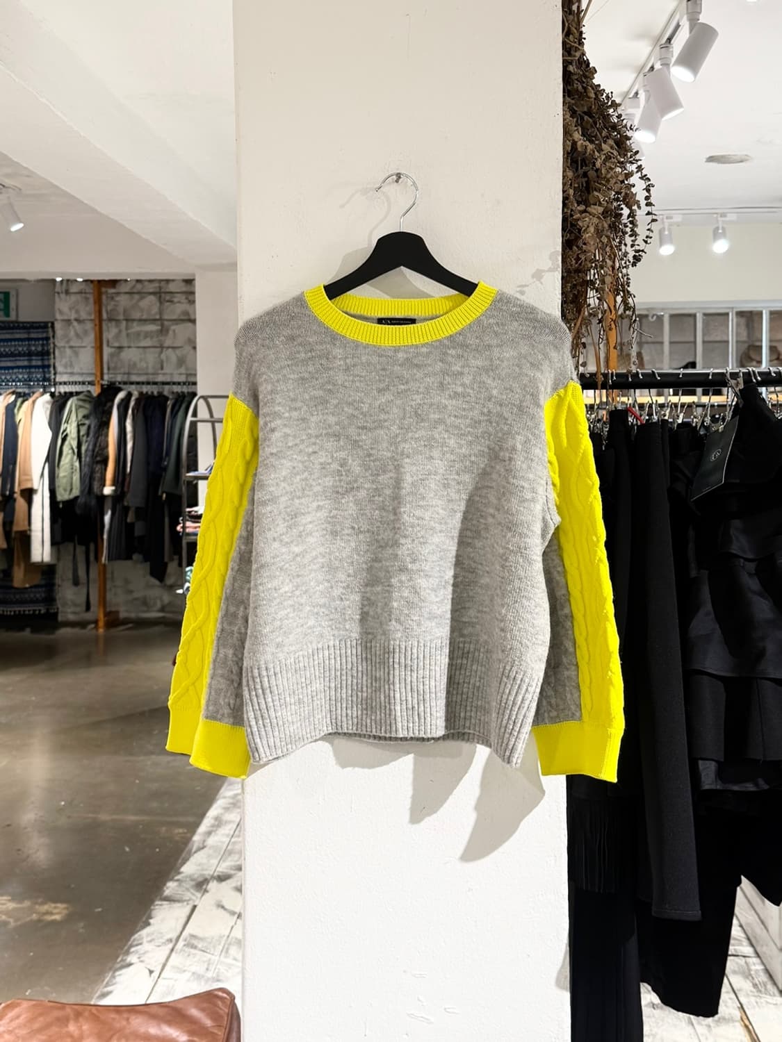 아르마니 익스체인지 그레이 네온 옐로우 투톤 케이블 스웨터 상품이미지1