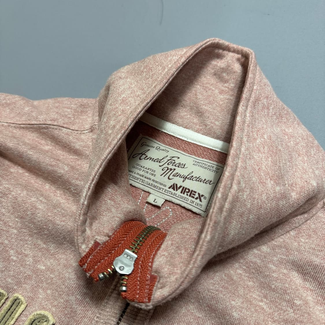 아비렉스(AVIREX) 인디핑크 코튼 폴리 스펠링 패치 하이넥 집업 자켓 상품이미지3
