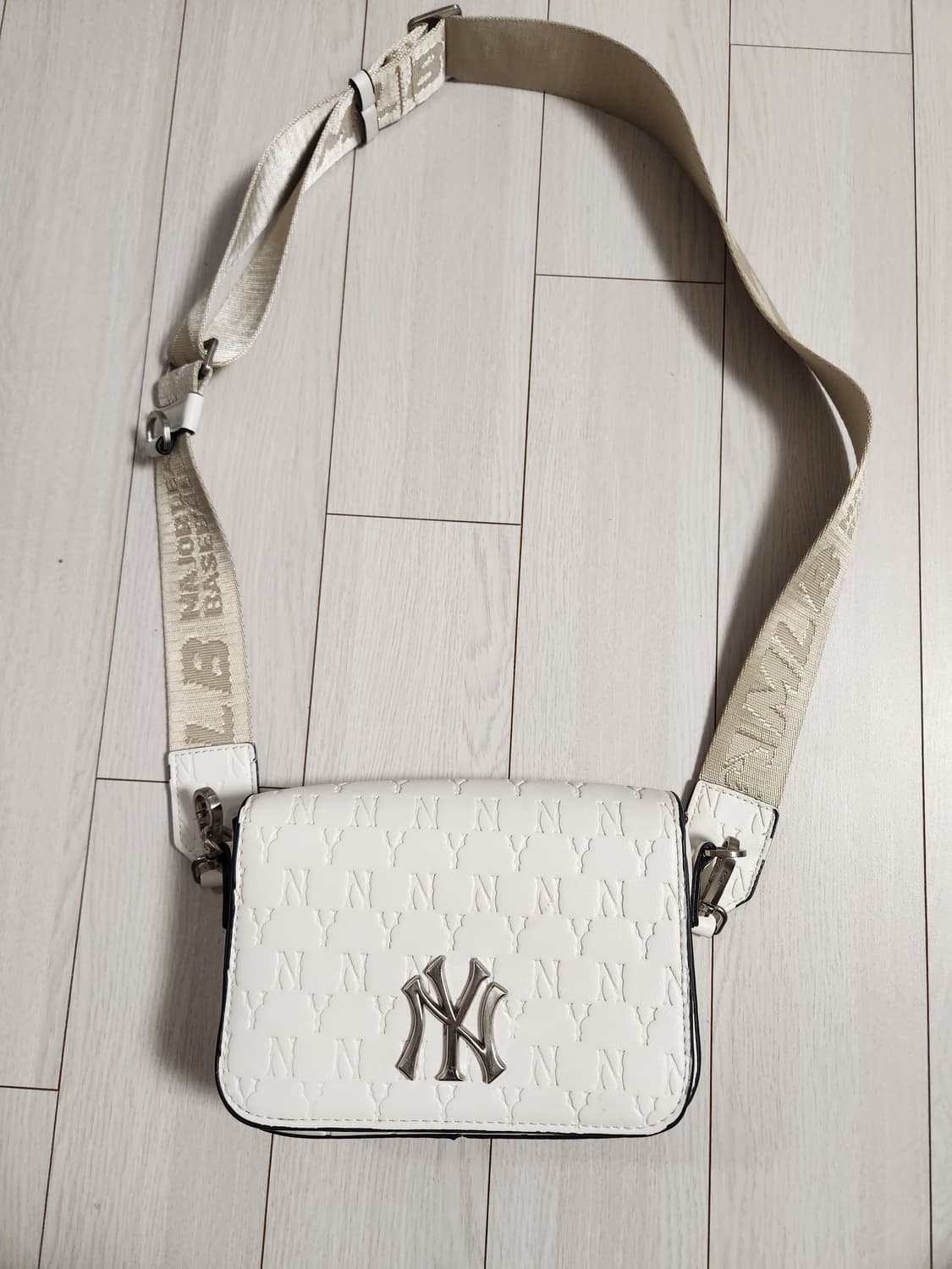 MLB 모노그램 엠보 미니 크로스백

여러 중고사이트에도 같이 판매하고  상품이미지1