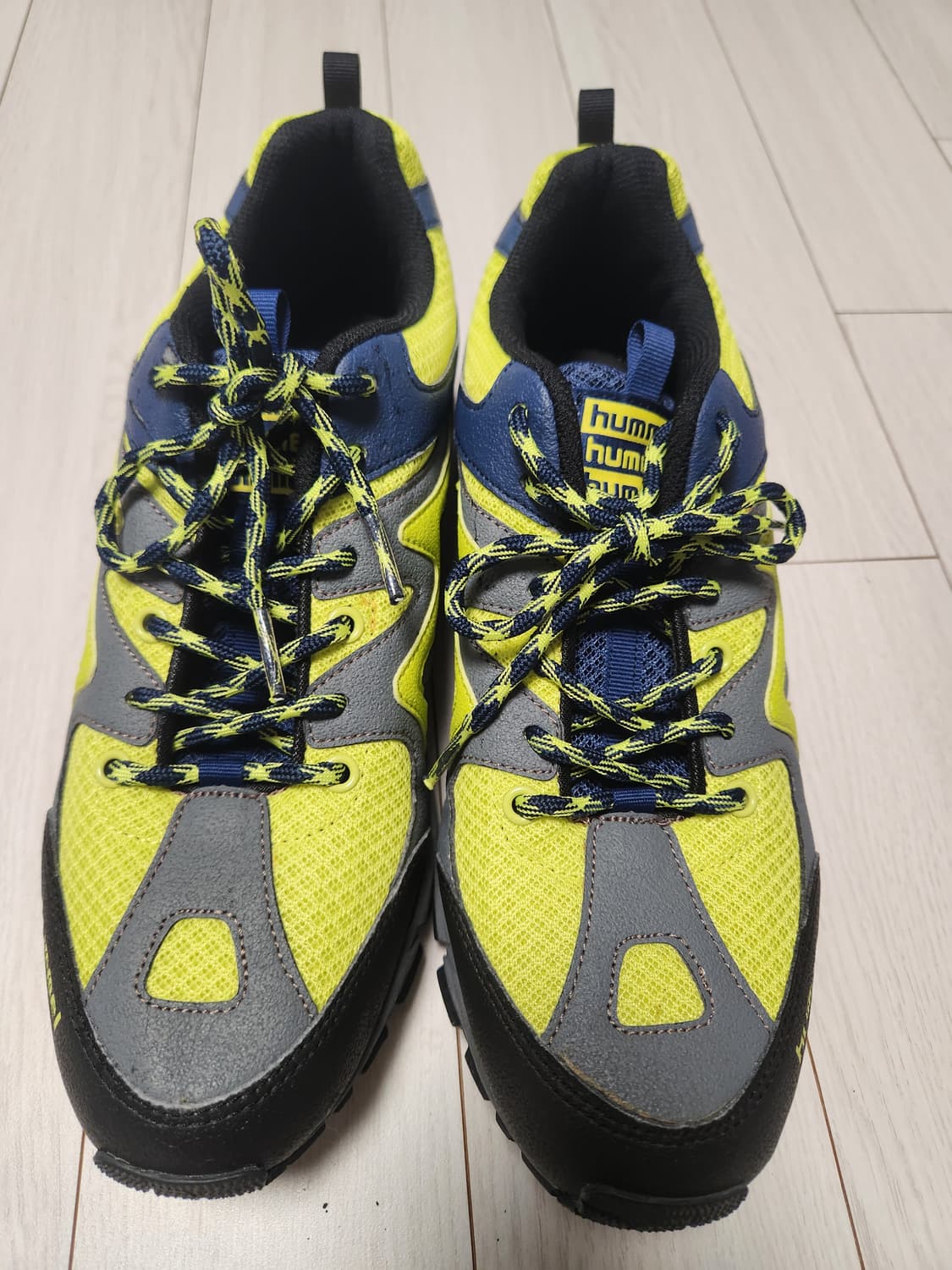 험멜 경량 등산화 트레킹화 사이즈270

사진처럼 바닥 닳음 전혀없이 전 상품이미지2