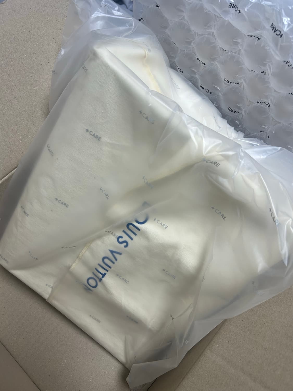 루이비통 온더고 PM 토트백 상품이미지2