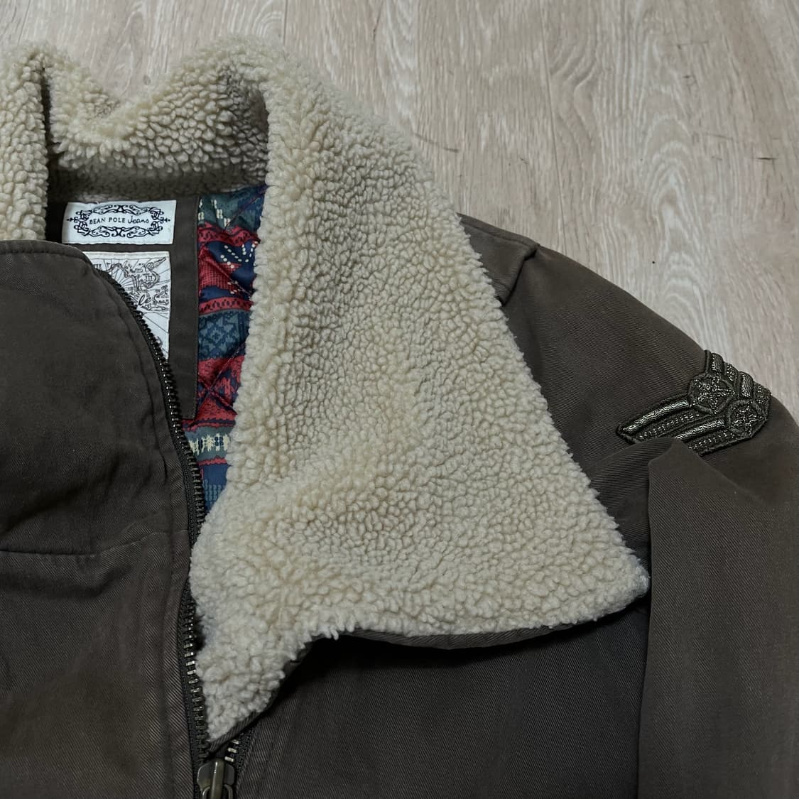 빈폴 진스 여성 양털카라 와펜 야상자켓 점퍼 [브라운] S/90 상품이미지4