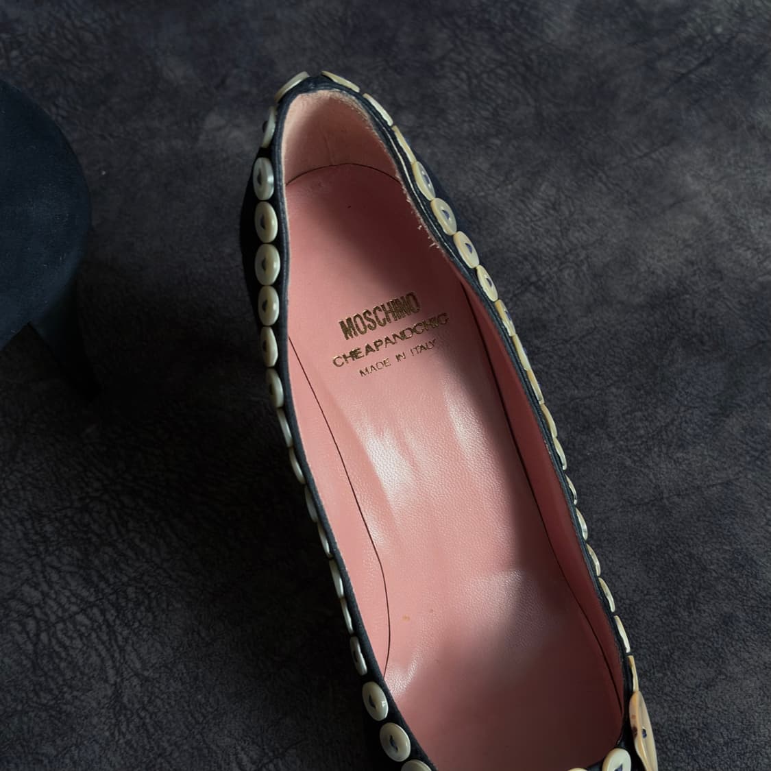 모스키노 버튼 디테일 힐 상품이미지6