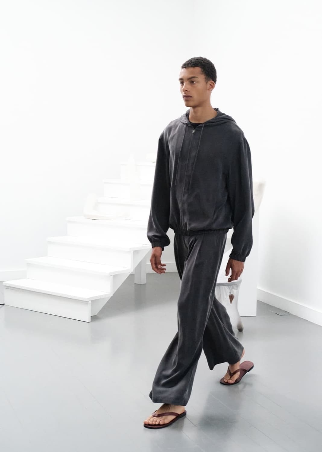 (구매) 아모멘토 큐프라 후드집업 차콜 L 구해요 상품이미지1