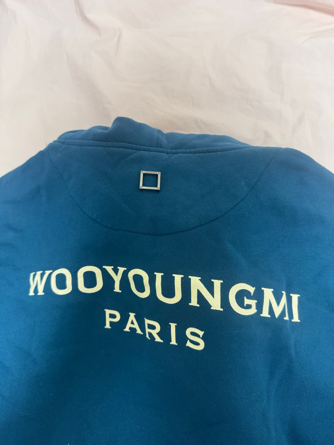 우영미 22fw 백로고 후드티 블루 상품이미지3