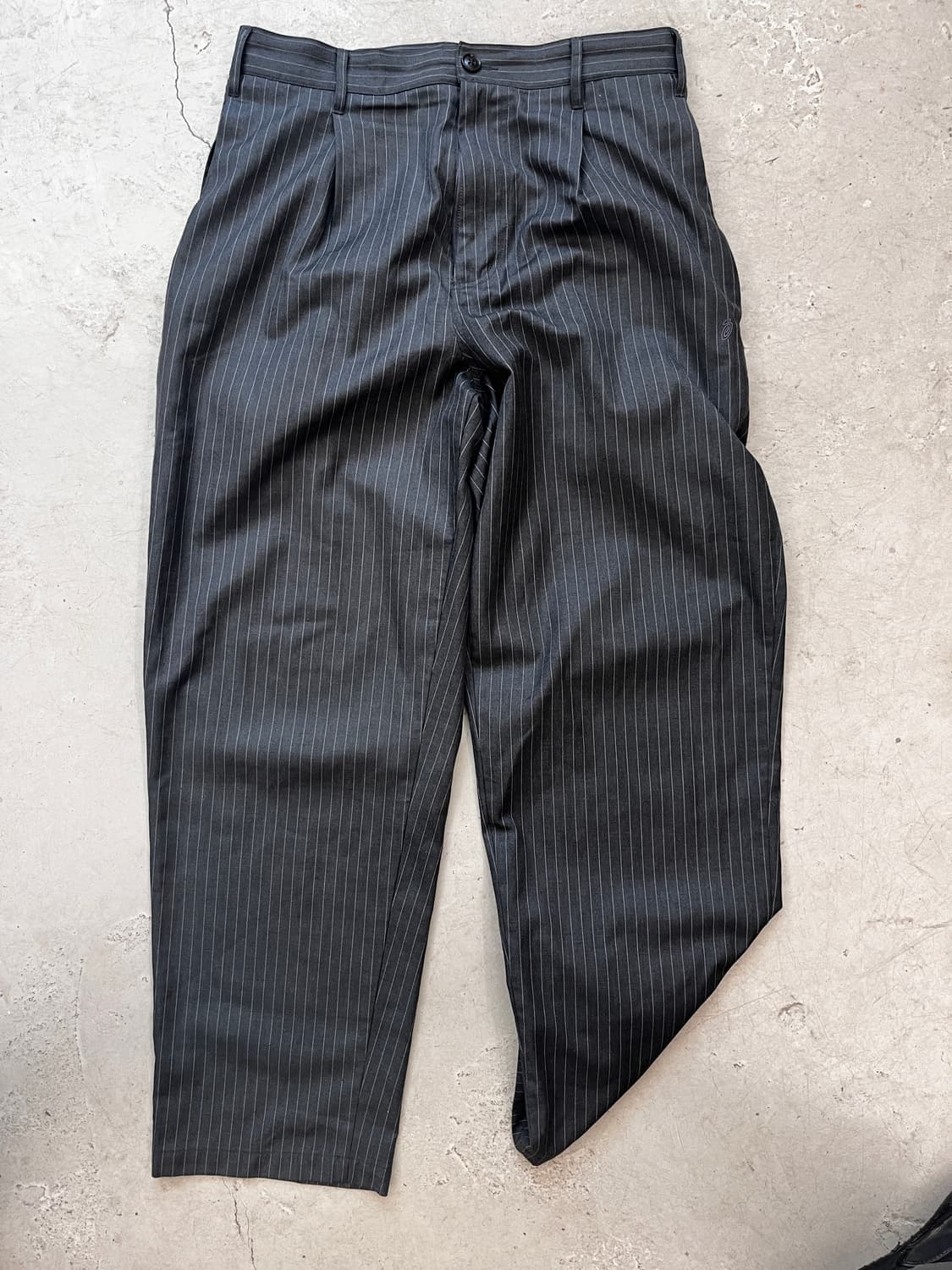 [32] 스투시 볼륨 스트라이프 플리츠 팬츠 블랙 상품이미지2