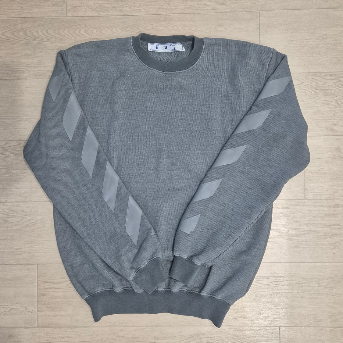 오프화이트 그레이 맨투맨 상품이미지1